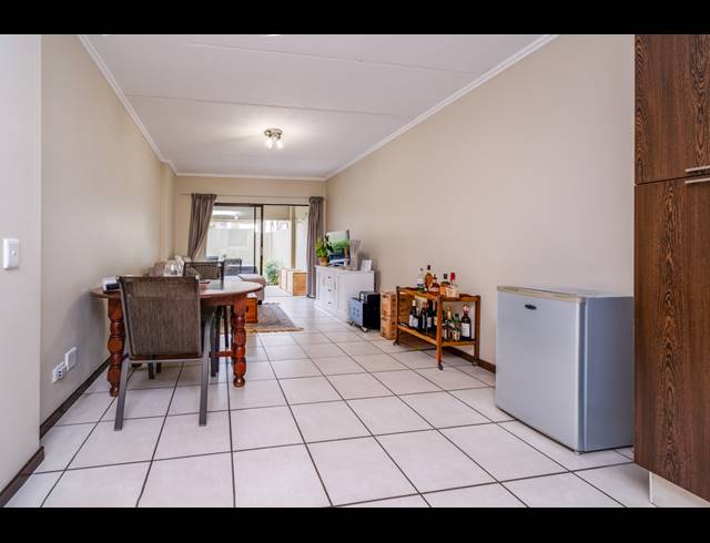 2 BEDROOM APARTMENT FOR SALE IN BRYANSTON